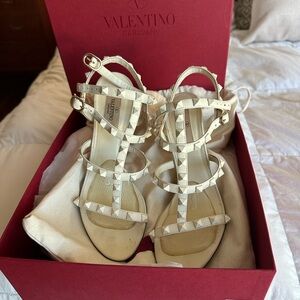 Valentino Garavani 105mm Rockstud leather sandals. Size 37.5

Retail $ 1150.00